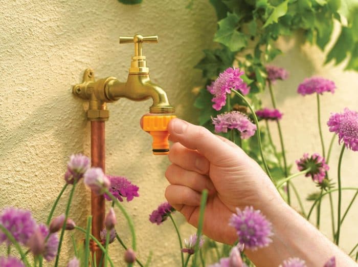 HOZELOCK THREADED OUTDOOR TAP CONNECTOR LIFESTYLE