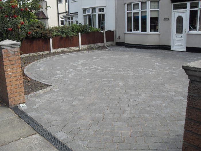 Kingspave Cobble Damson Circle moss job 1 complete 1 scaled